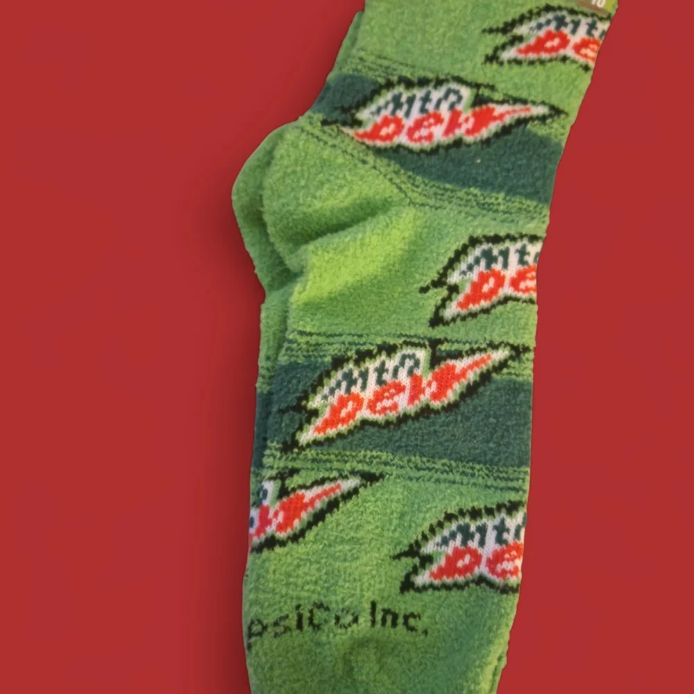 (1) Womens  Green Patterned Mtn Dew Casual Socks Shoe Size 5-10 - Picture 3 of 3